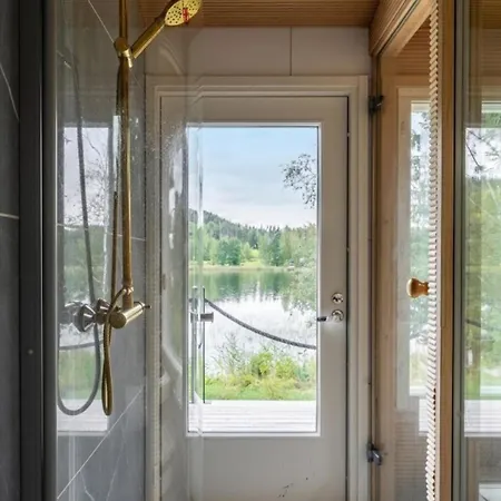 Private Lakeside With Sauna 度假居